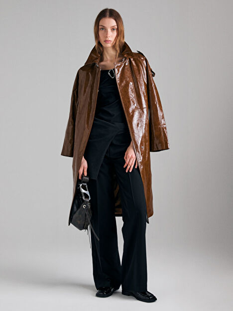 Resim Kadın Siyah Viskoz Karışımlı Slim Fit Toka Detaylı Omuzları Açık Sweatshirt