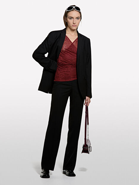 Resim Kadın Bordo Viskoz Karışımlı Desenli Yanları Büzgü Detaylı V Yaka Uzun Kollu T-Shirt