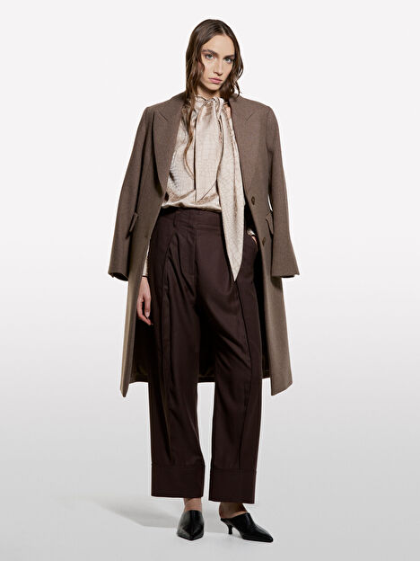 Resim Kadın Bej Desenli Boynu Bağlamalı Kolları Manşetli Parlak Bluz