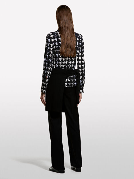 Resim Kadın Beyaz-Bej Tamamı Kazayağı Desenli Slim Fit Gömlek