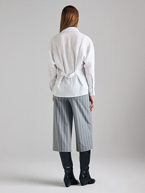 Resim Kadın Beyaz Viskoz Karışımlı Arkası Toka Detaylı Çizgili Gömlek