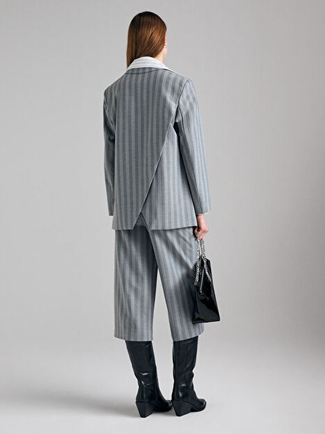 Resim Kadın Gri Viskoz Karışımlı Arkası Detaylı Çizgili Kruvaze Ceket