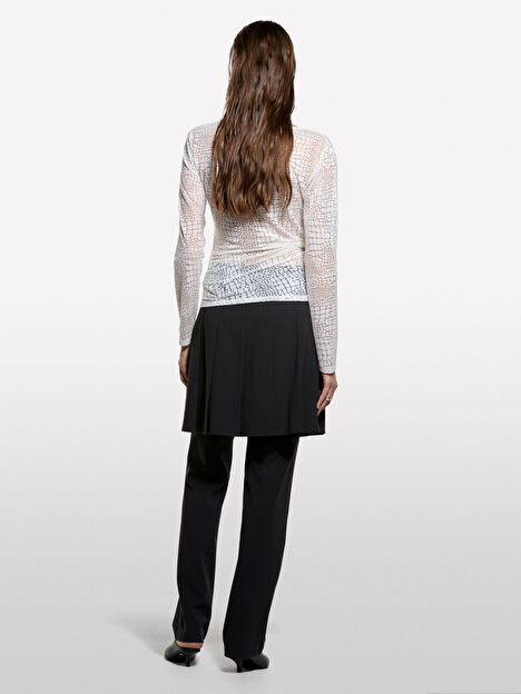 Resim Kadın Krem Viskoz Karışımlı Desenli Yanları Büzgü Detaylı V Yaka Uzun Kollu T-Shirt